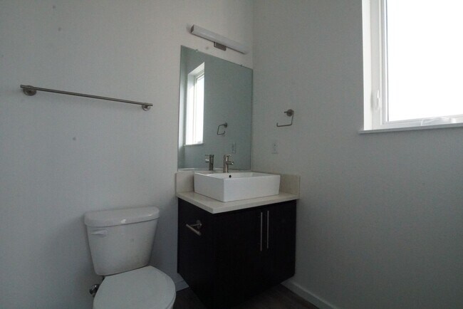Building Photo - Beautiful 2bd/2.5ba North Portland Townhom...