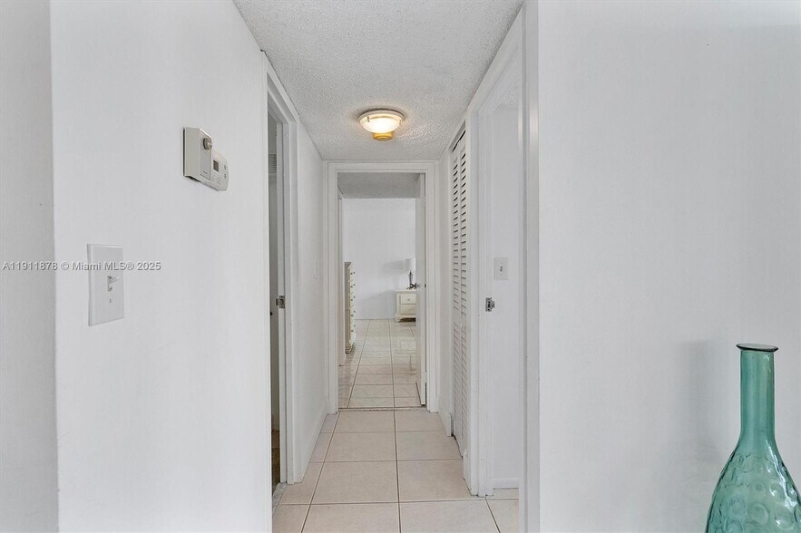 Building Photo - 1000 Parkview Dr