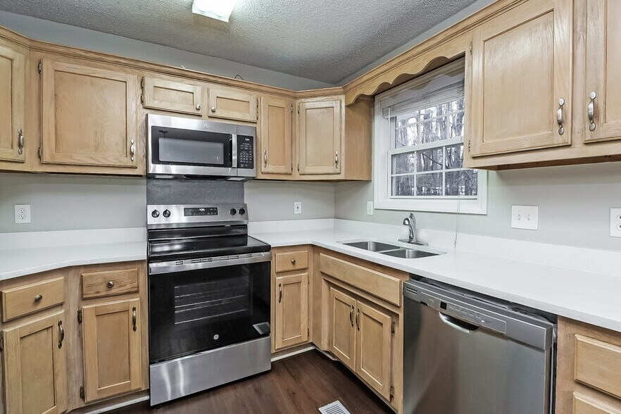 Building Photo - 544 Basswood Way