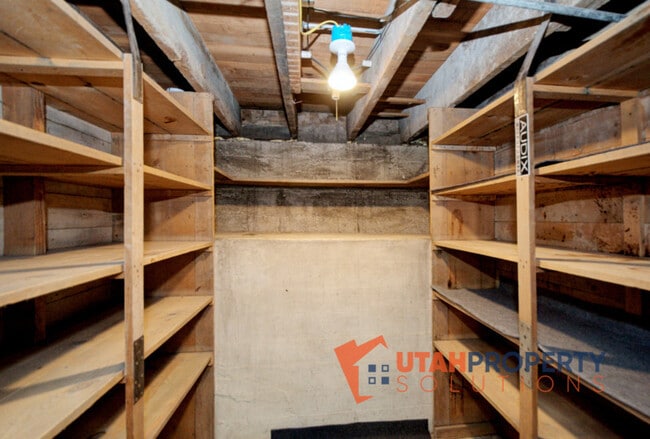 Building Photo - 1319 S Roberta St