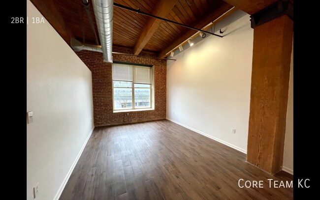 Building Photo - 204 W 5th St