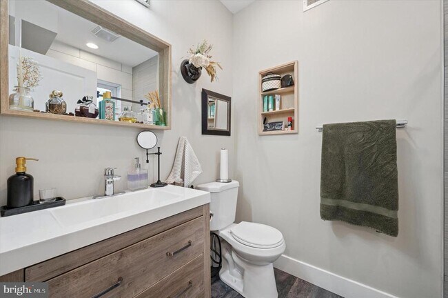 Building Photo - 1233 N Hollywood St