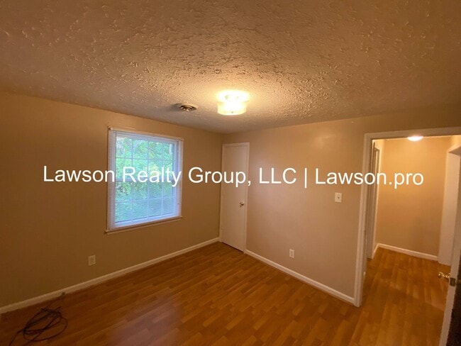 Building Photo - Charming Salem Townhome