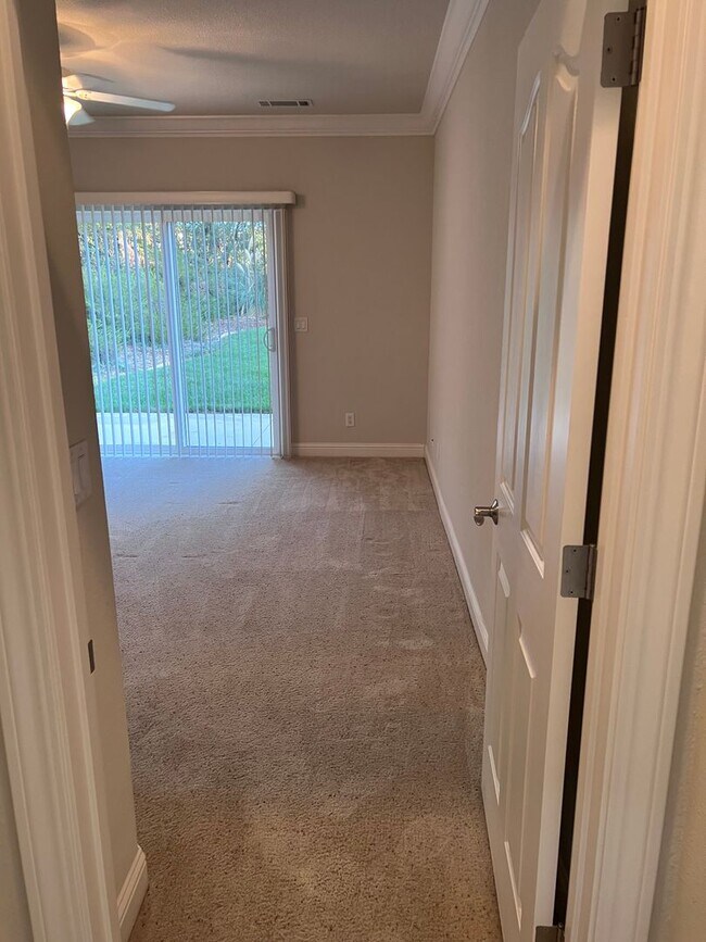 Building Photo - 3 bedroom, 2.5 bathroom home in great Neig...