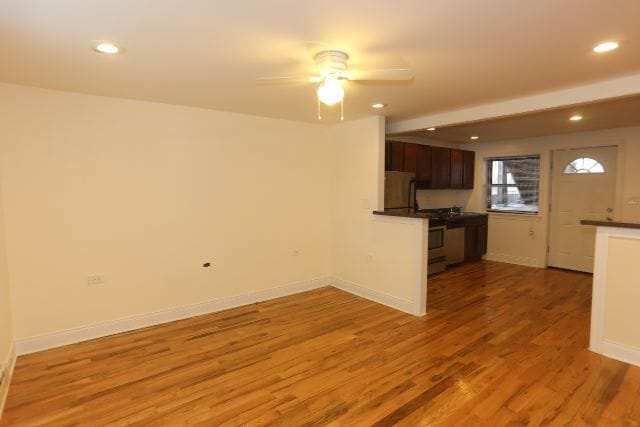 Building Photo - 1120 W Oakdale Ave