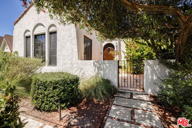 Building Photo - 851 Masselin Ave