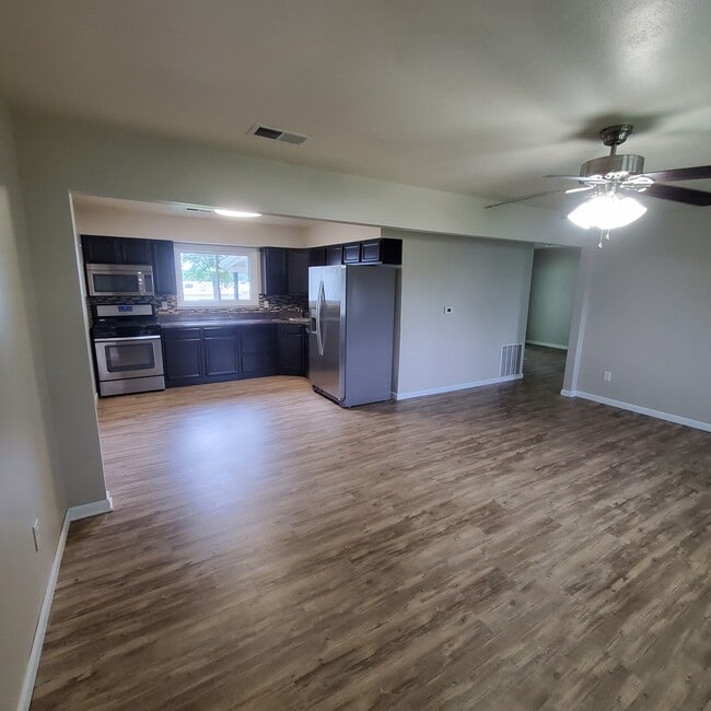 Building Photo - 14 Burl Dr