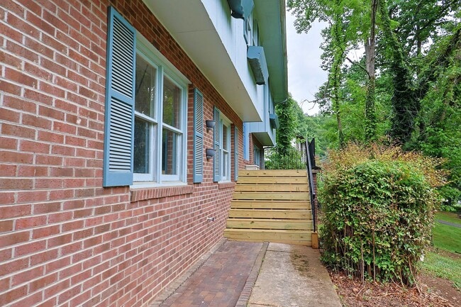 Building Photo - nice renovated 4 Bed 3 Bath