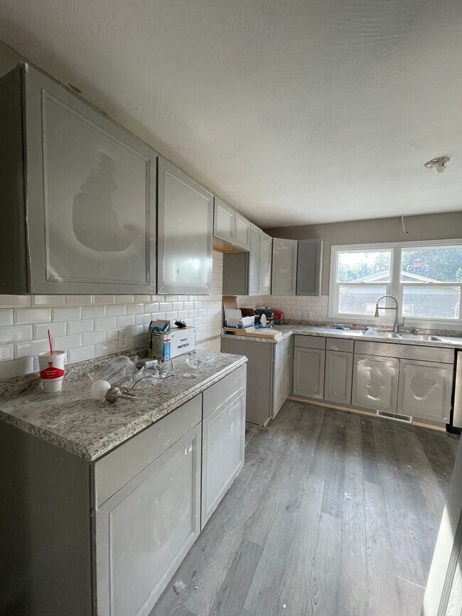 Building Photo - Updated and Located near Mercy Hospital!  ...