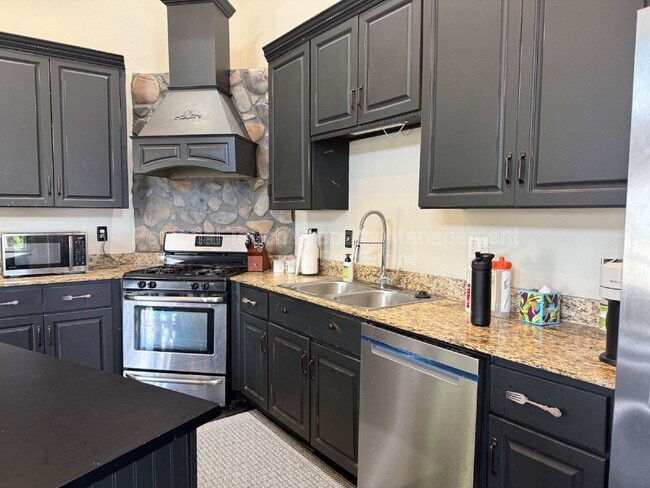 Building Photo - 4106 Clubhouse Dr S