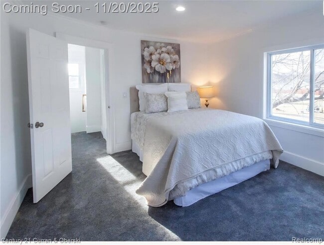 Building Photo - 279 Manistique St