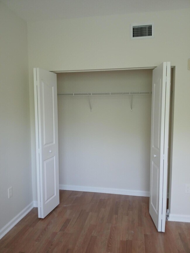 Building Photo - 9857 Baywinds Blvd