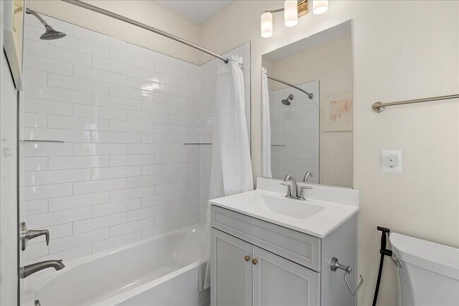 Building Photo - Stunning 4BR / 4.5BA End-Unit Townhome in Brambleton - Built in 2024!