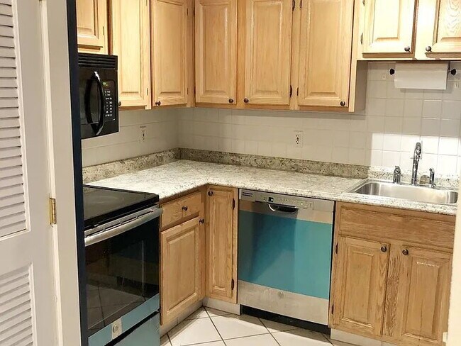 Building Photo - Spacious 2 BED 1.5 BATH Condo rental close to Quincy Center!