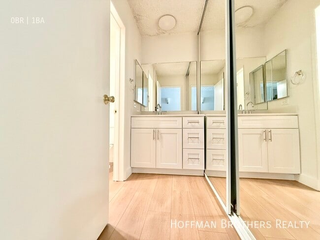 Building Photo - 1784 N Sycamore Ave