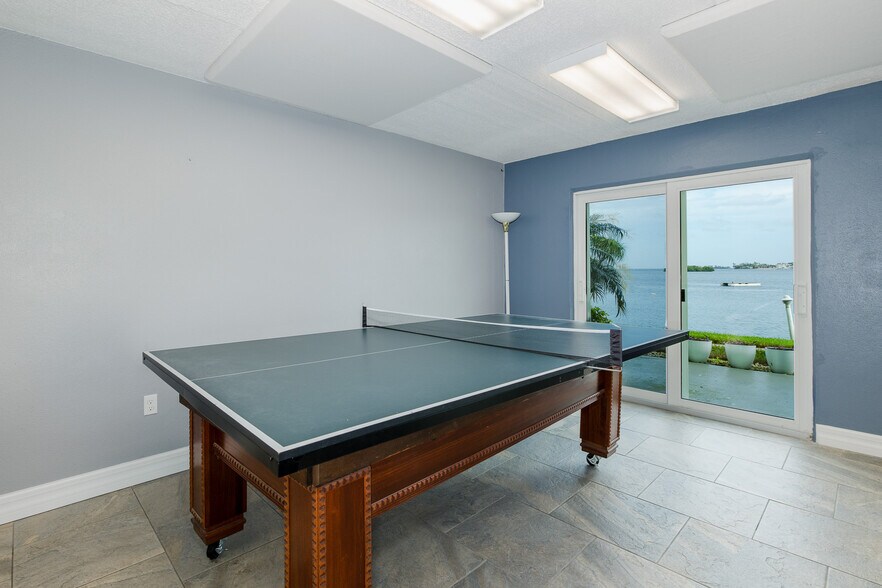 Building Photo - 464 N Paula Dr