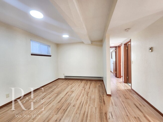 Building Photo - Quiet Living with Panoramic Dyes Inlet Sun...