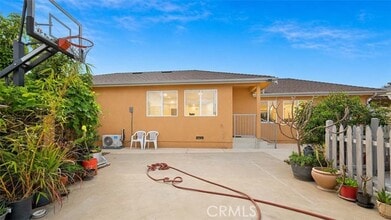 Building Photo - 628 W Floral Dr