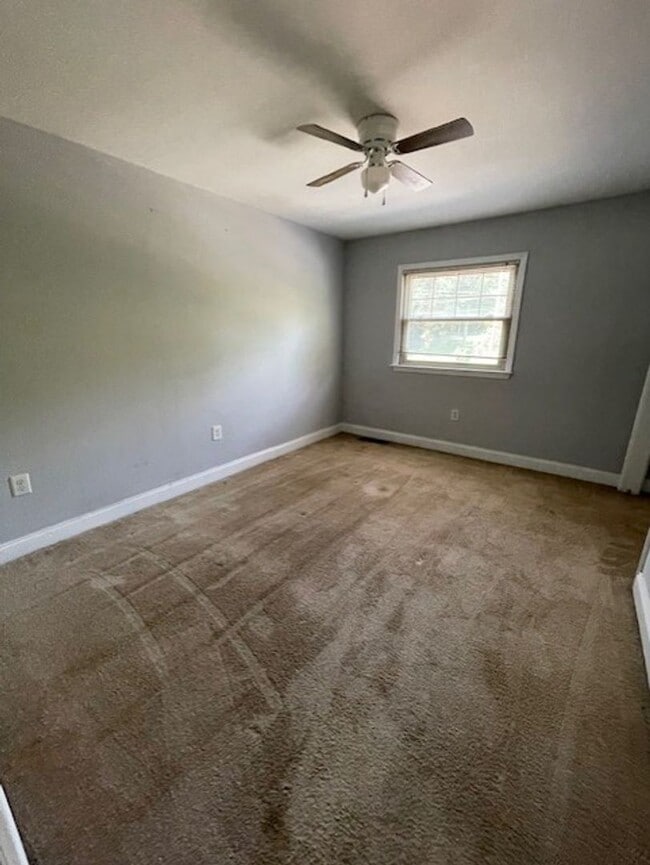 Building Photo - Must see this adorable 2 bedroom 1.5 bath ...