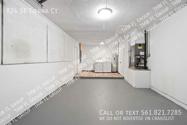 Building Photo - 824 SE Tierra Ct