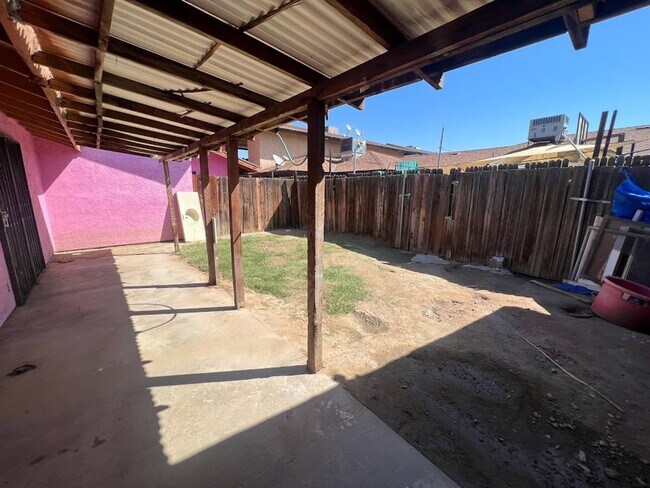Primary Photo - 4416 Parkwood Ct 93309