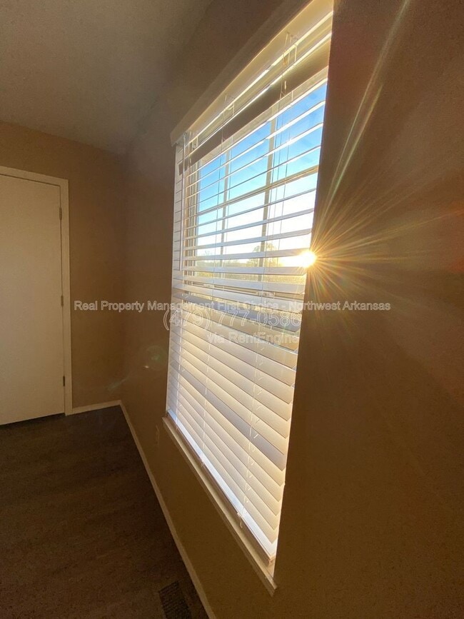 Building Photo - 1244 N Iron Horse Dr