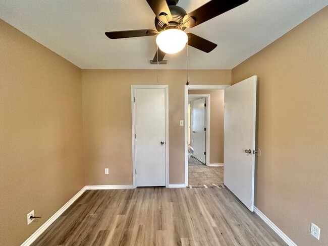 Building Photo - Available Now! Newly Updated 3/2 in Flint!