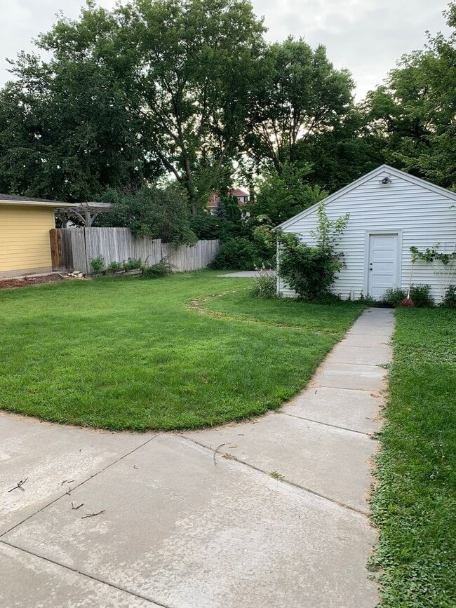 Building Photo - 842 7th Ave SW