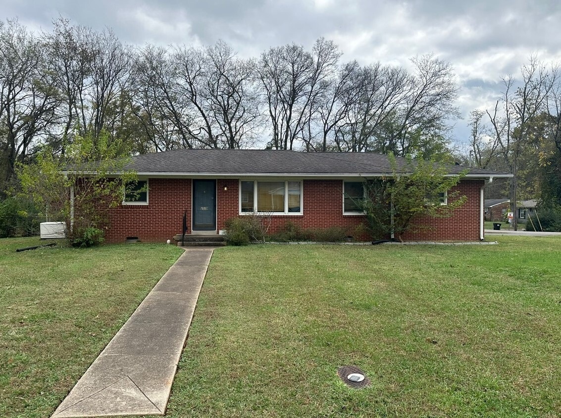Building Photo - 2019 Foxdale Dr