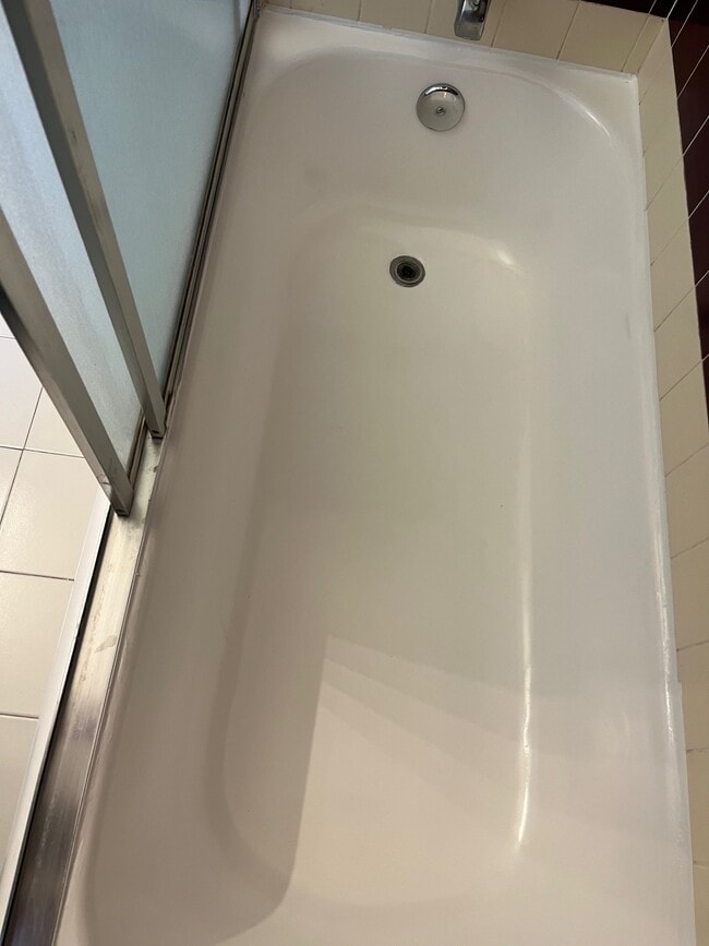 White Tub - 3181 S Barrington Ave