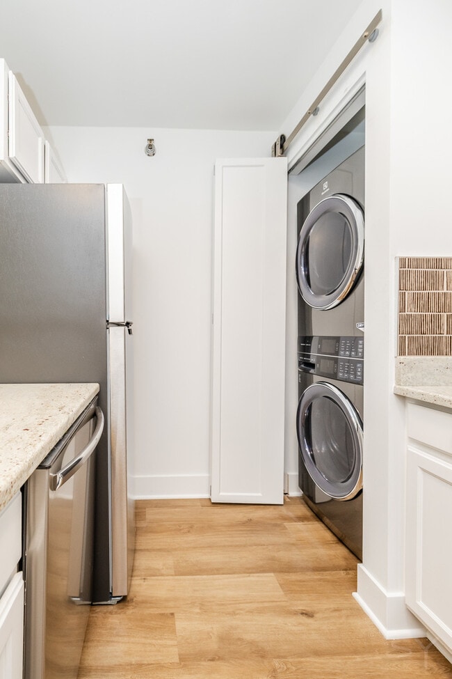 Building Photo - 345 N La Salle Dr