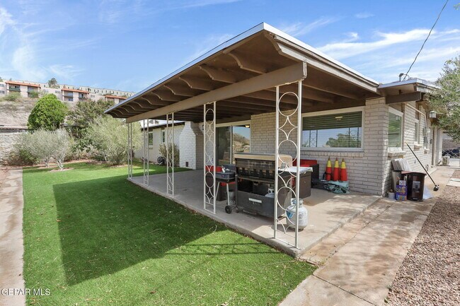 Building Photo - 4871 Los Reales Dr