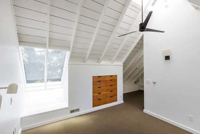 Building Photo - Balcony & Gas Fireplace: Sunny Apartment i...