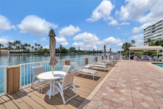 Building Photo - 9111 E Bay Harbor Dr