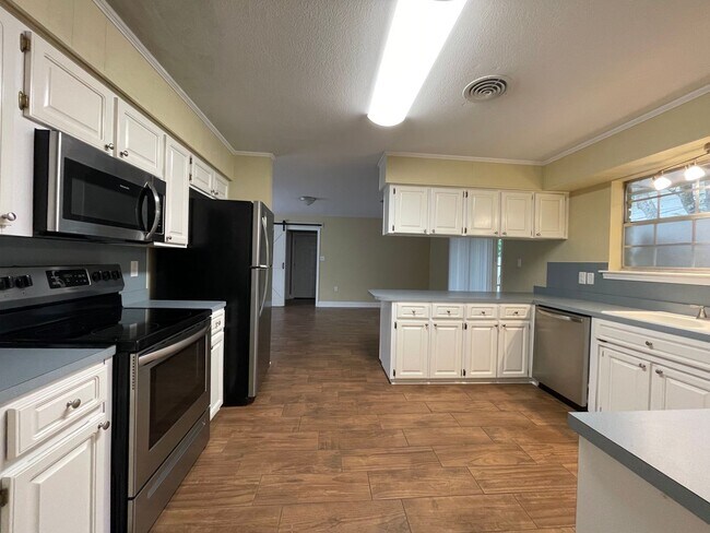Building Photo - 334 Country Club Blvd