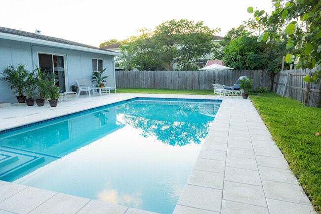 Building Photo - 1433 NE 23rd St