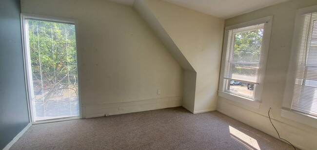 Building Photo - 334 Catherine St