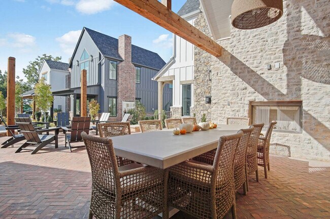 Building Photo - 225 W 1st St