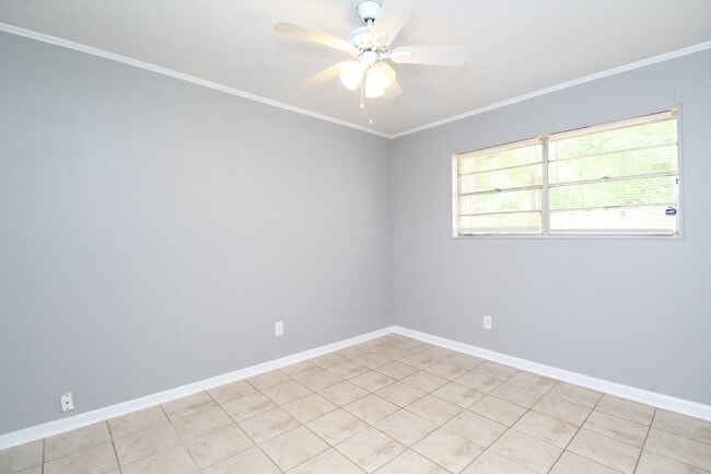 Building Photo - 2 bedroom, 1 bath unit located in the hear...