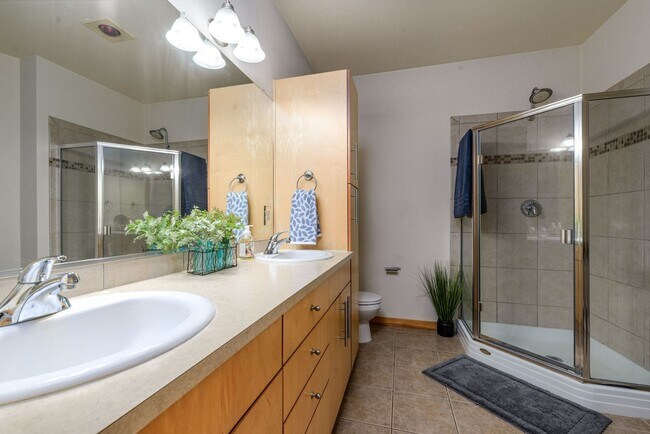 Building Photo - Stunning Downtown Condo