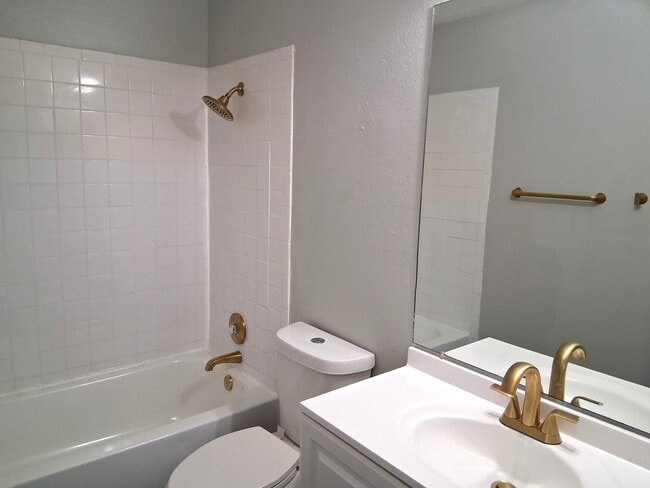 Building Photo - 4914 Parkwood Dr