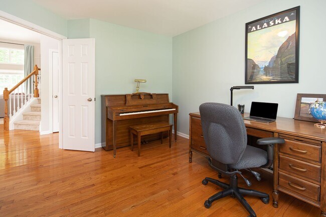 Building Photo - Spacious 4 bedroom home close to Southpoint! Available October 1st