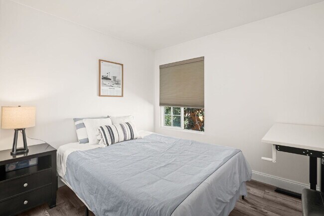 Building Photo - 3BR/2BA Condo with Vaulted Ceilings, Close Proximity to UCSD and Medical Centers! Available APRIL...