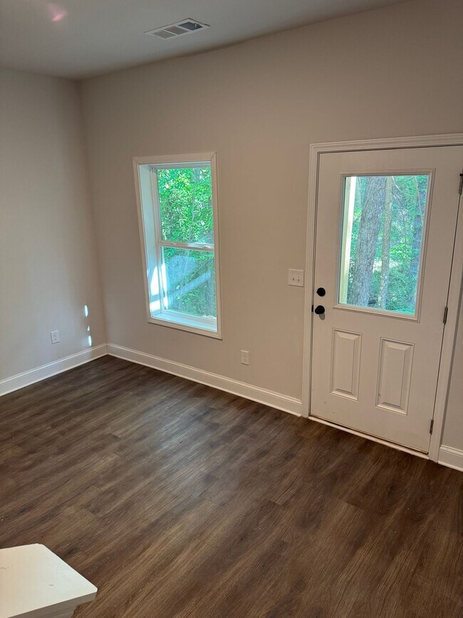 Building Photo - Luxury Lakeview Living Just Minutes from D...