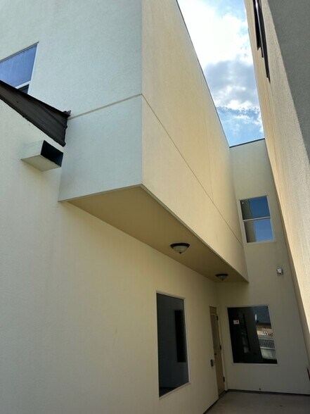 Building Photo - 3916 W Daffodil Ave