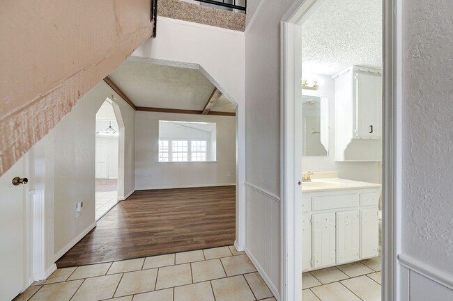 Building Photo - Two-Story 4 bed 2 bath Home in the Heart of Moore!