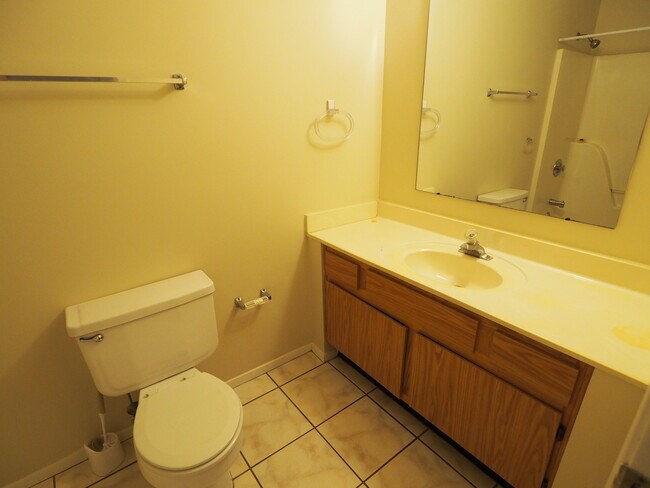 Building Photo - Garage and Fenced Back Yard in Foley!