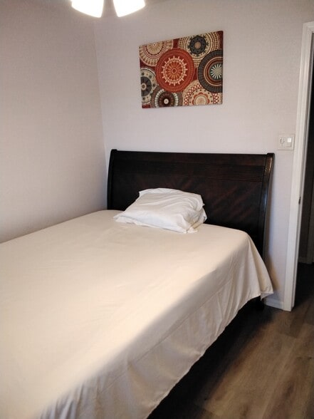 Furnished bedroom - 3253 W Country Gables Dr