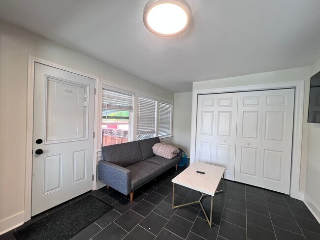 Building Photo - Fully Updated Home in San Leandro Available for Rent!!