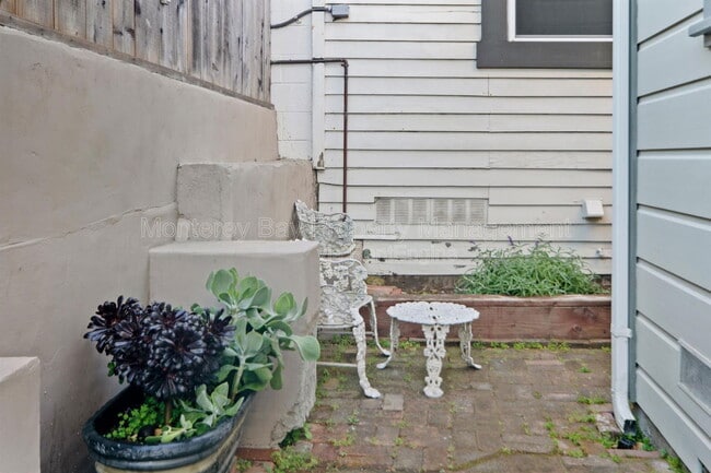 Building Photo - 525 Laurel Ave